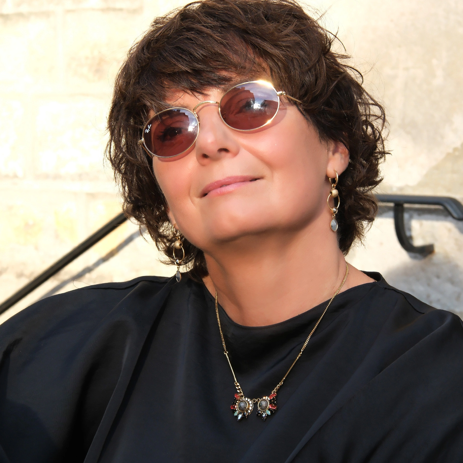 Pozłacane kolczyki wiszące z dwiema okrągłymi zawieszkami. MAM MOC