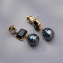 Złocone kolczyki z kryształami i perłami w kolorze petrol. AKSAMITNE EMOCJE