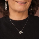 Srebrny naszyjnik z kwiatem wysadzanym kryształami. ENCANTO