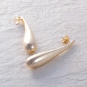 Duże pozłacane kolczyki w kształcie wydłużonych kropli. CHWILO TRWAJ