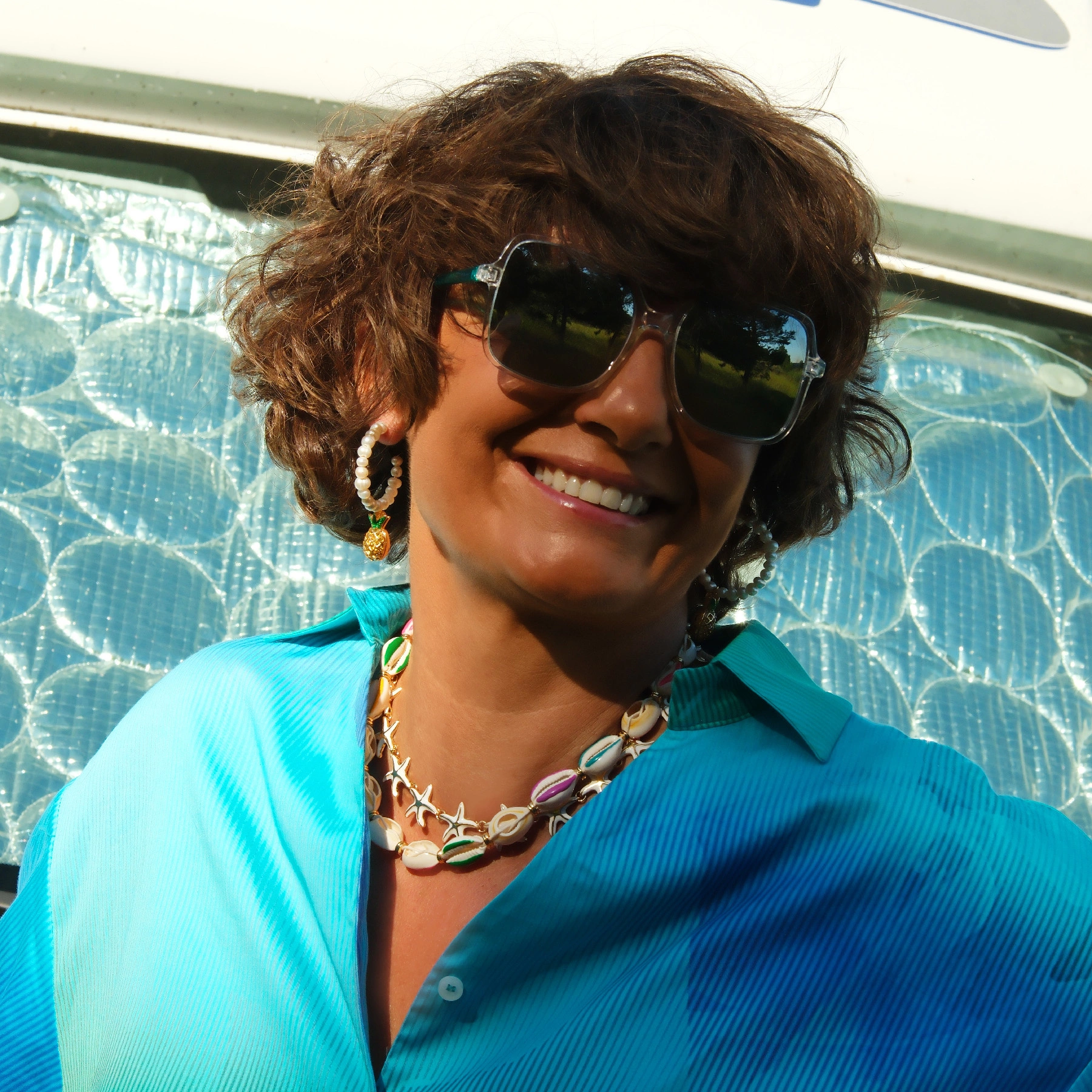 Pozłacane kolczyki z perłami i zawieszką w formie ananasa. SAMBA TROPICANA