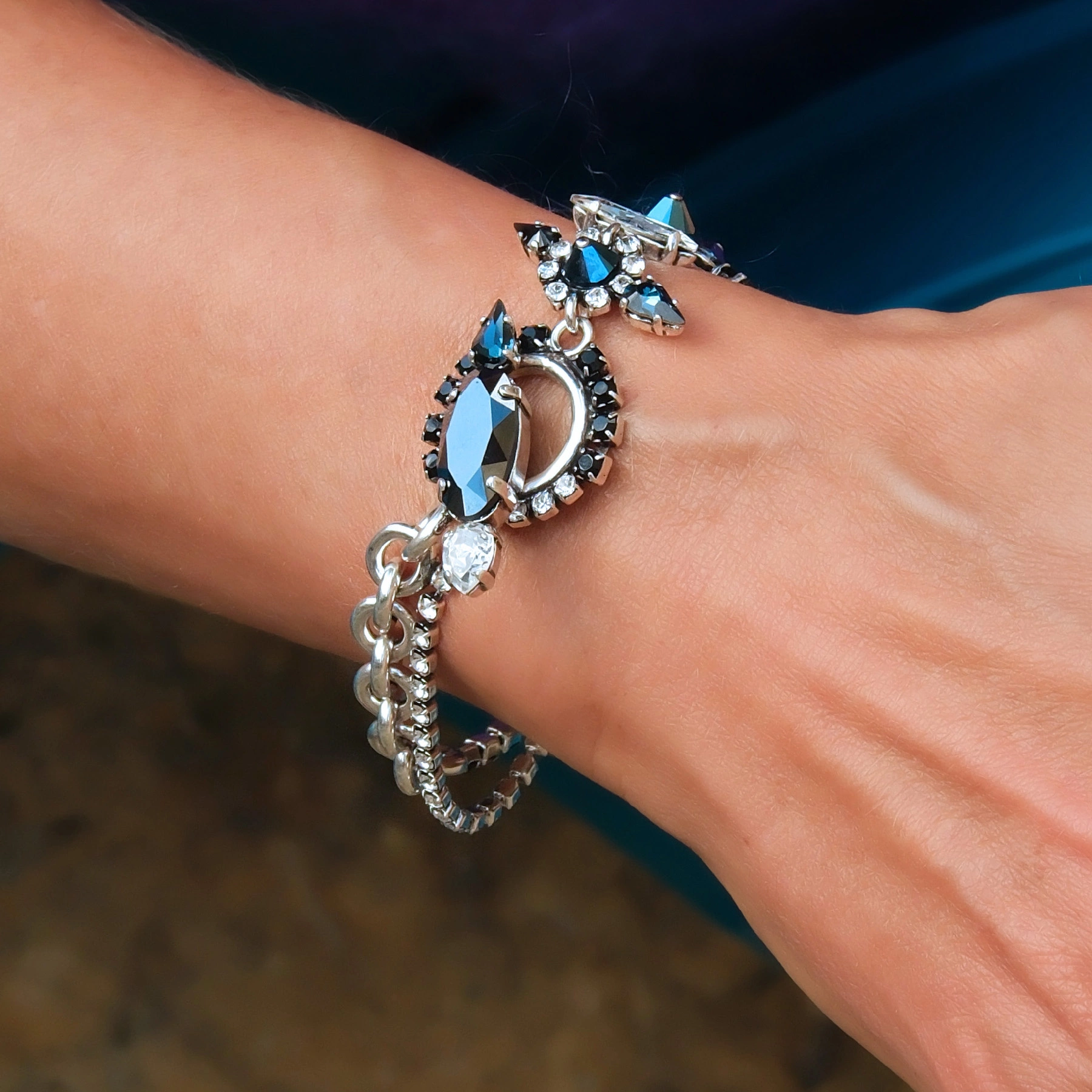 Bransoleta w srebrze z białymi i niebieskimi kryształkami. JESTEM NIEZALEŻNA