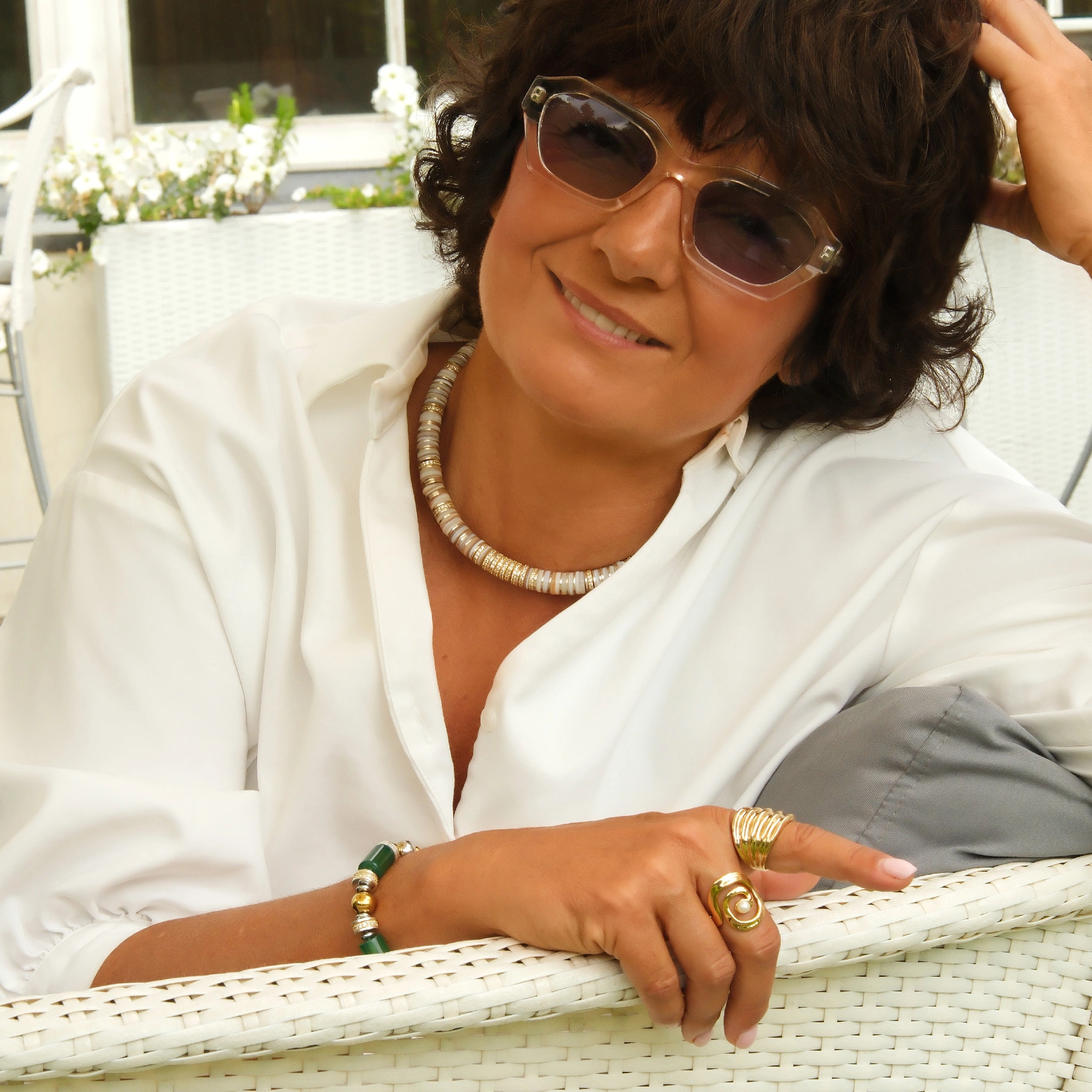 Pozłacany pierścionek w kształcie wiru z małą perłą. SIERRA NEVADA