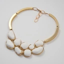 Złocony naszyjnik z białymi kamieniami z żywicy. WZGÓRZA AKROPOLU