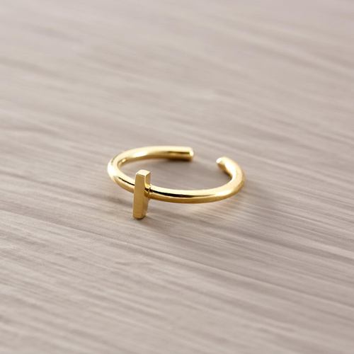 I - Iwona. Pierścionek z literą I