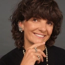 Pozłacany pierścionek bogato wysadzany kryształkami. ELEGANCJA