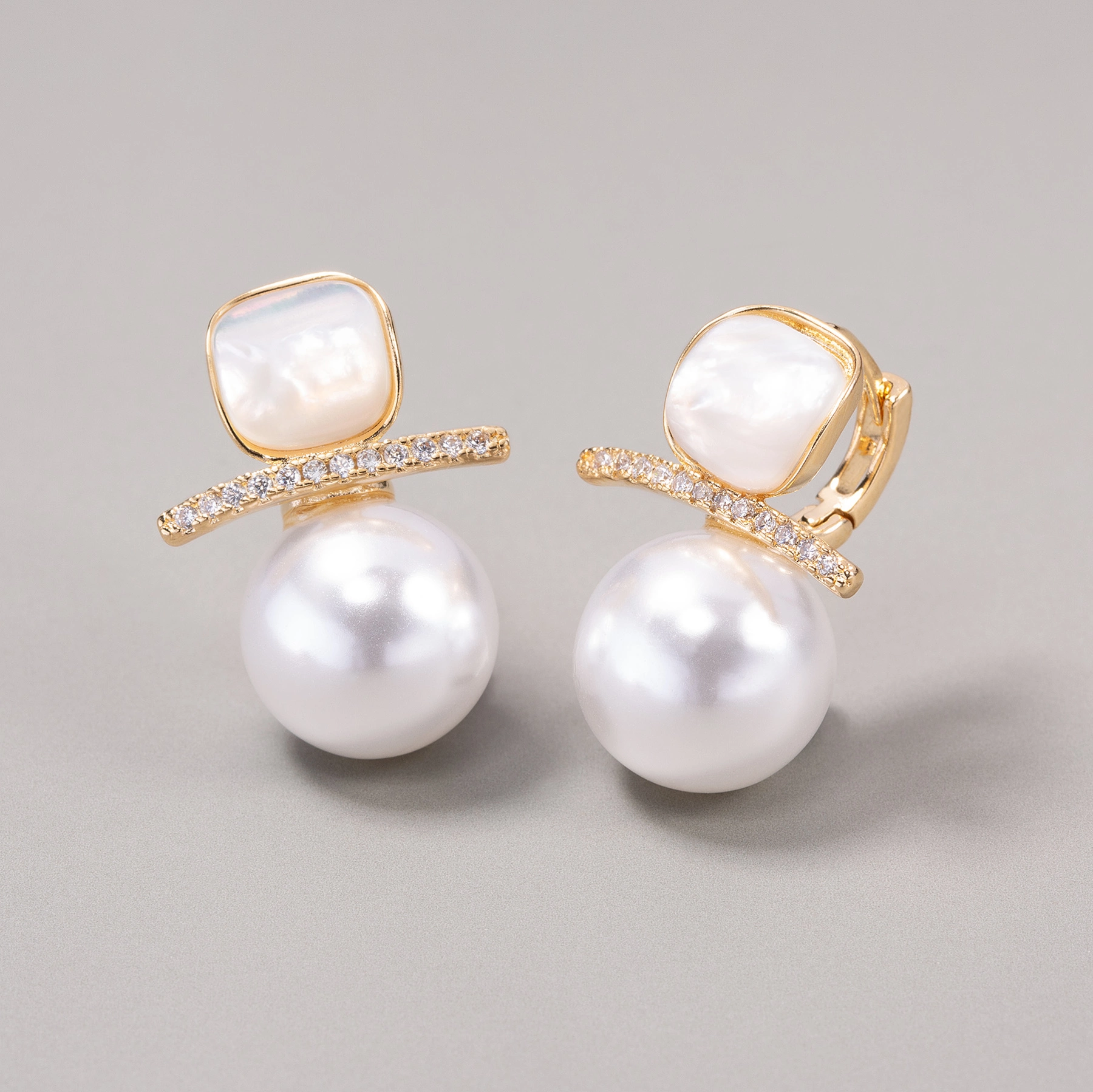 Pozłacane kolczyki z perłą, masą perłową i cyrkoniami. KROPLE MGŁY