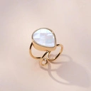 Otwarty pierścionek w formie kropli z masą perłową. MOZAIKA WSPOMNIEŃ