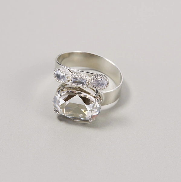 Platynowany pierścionek z przezroczystymi kryształami. CELEBRUJ ŻYCIE