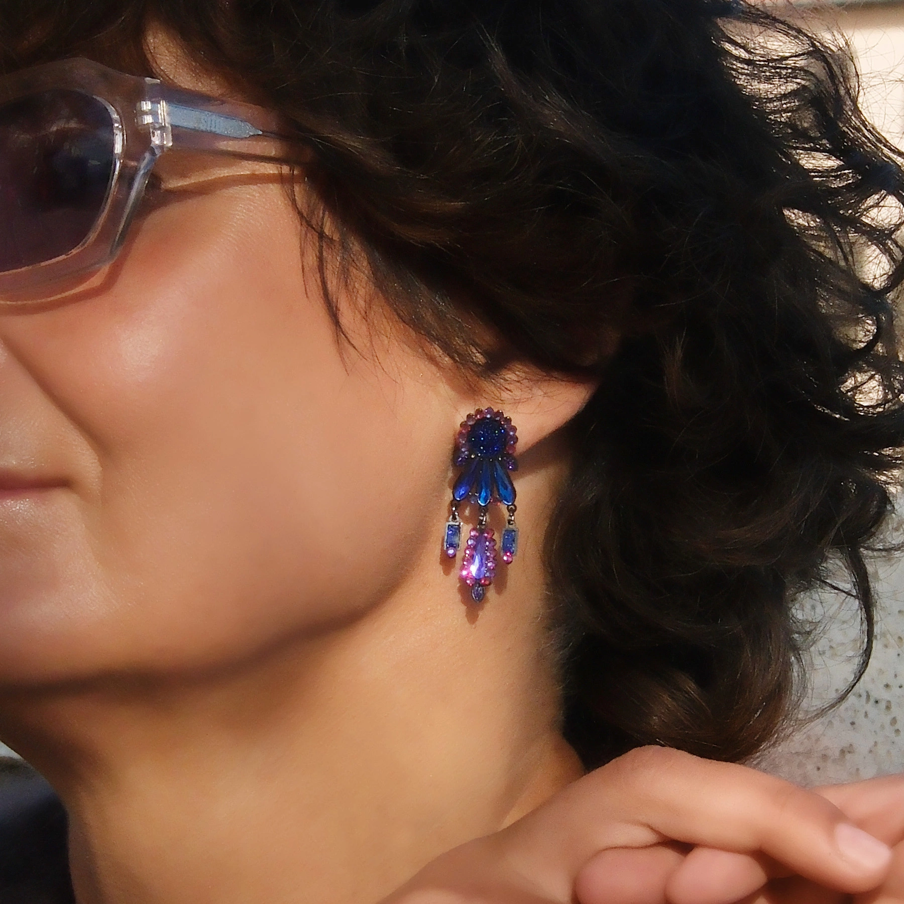 Kolczyki z kryształów i płatków z benzynowym połyskiem. FIAMMA DELLA DONNA