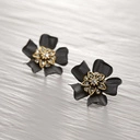 Kolczyki wkrętki z kwiatami z czarnej żywicy z kryształkami. SŁODKA TAJEMNICA