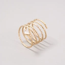 Pozłacany spiralny pierścionek z trójkątnym kryształkiem. BŁYSZCZĄCE PNĄCZE