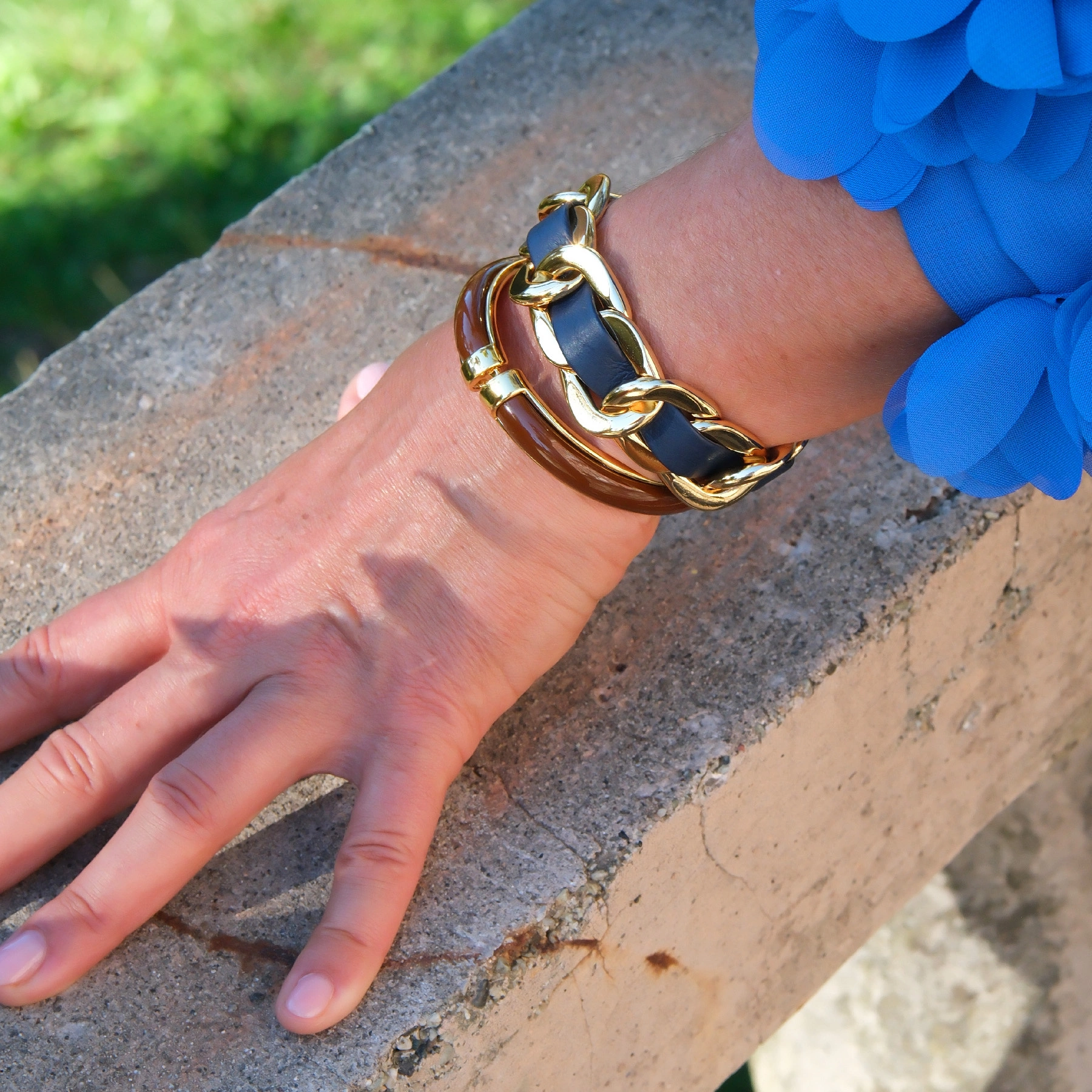 Złocona bransoleta z dekorem z akrylu w kolorze mokka. CAFE MOCCA