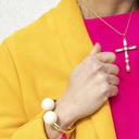 Sztywna złota bransoletka z dwiema perłowymi kulami. POWITANIE