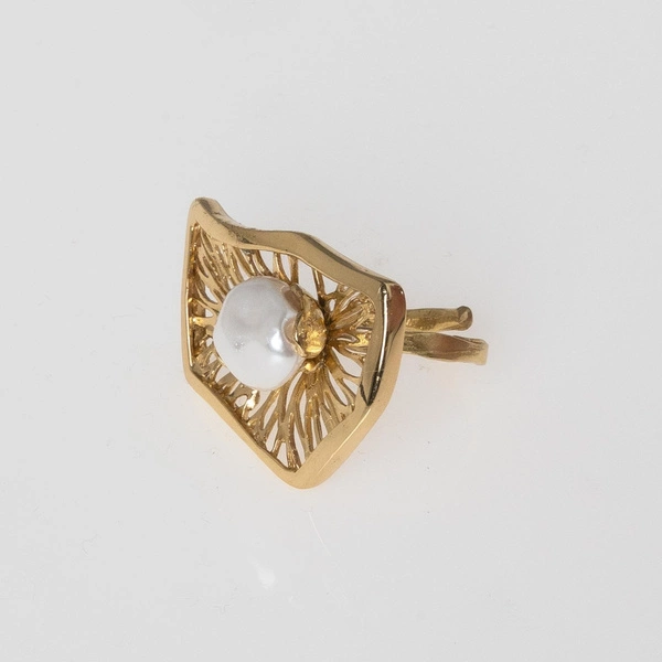 Pozłacany pierścionek z ażurowym dekorem i perłą. DOTYK MGŁY