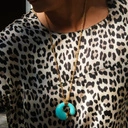 Pozłacany wisior z zawieszką pokrytą turkusową emalią. GRETA