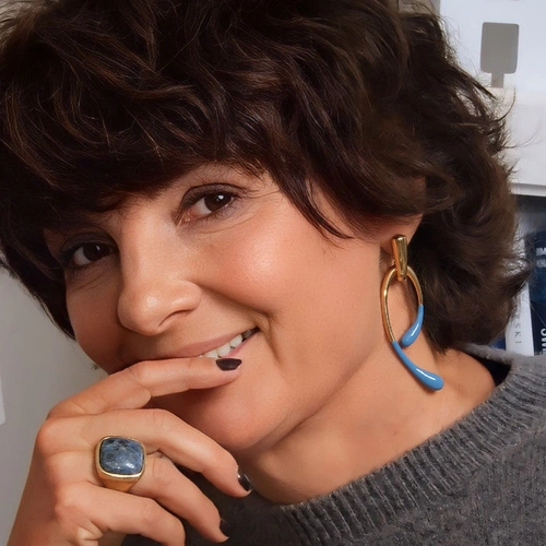 Pozłacane kolczyki z końcami emaliowanymi na niebiesko. DZIEWIĄTE WROTA