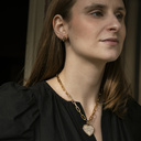 DULCE COMO LA MIEL. Pendientes tachuelas con motivo de abeja