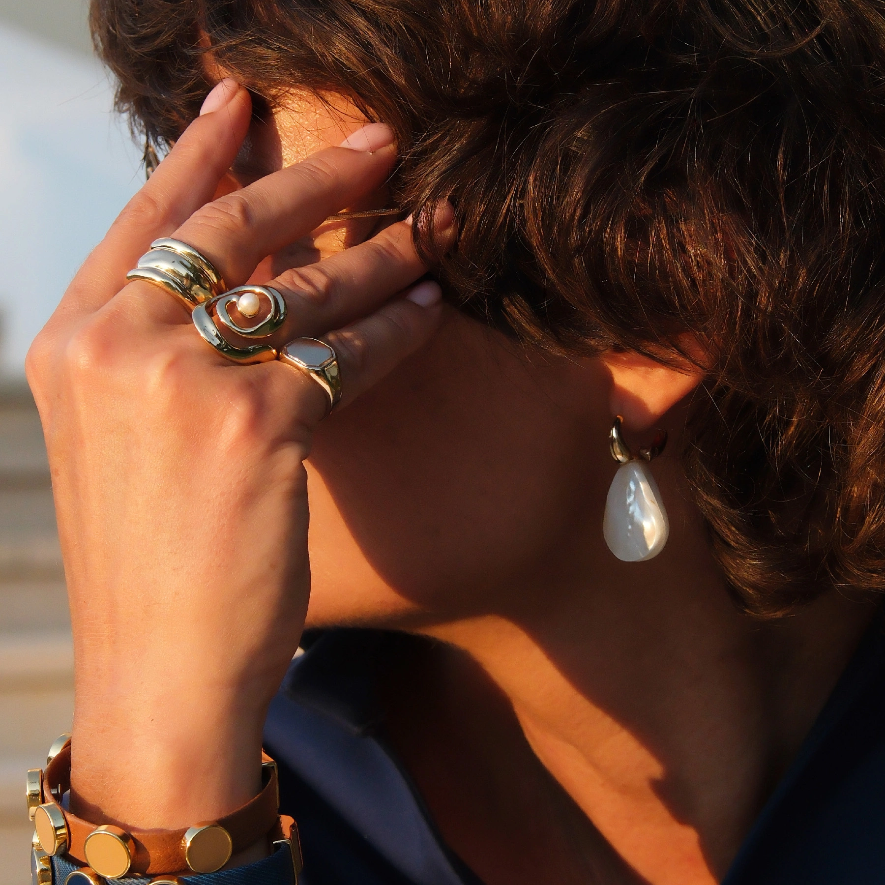 Pozłacany pierścionek w kształcie wiru z małą perłą. SIERRA NEVADA