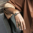 Duży pierścionek z regulacją o nieregularnym kształcie. INTRYGUJĄCY