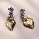 Złocone kolczyki z sercami z grawerowanymi motywami. CAŁYM SERCEM