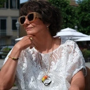 Pozłacany wisior z zawieszką z kolorowym tukanem. GŁOS TROPIKÓW