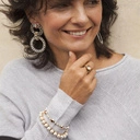 Pozłacana bransoletka z białych pereł w oprawach. CZARUJĄCO