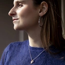 Krótki wisiorek na łańcuszku z prostokątnym kryształkiem. LEŚNA IGRASZKA