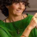 Krótki wisiorek z pszczołą wysadzaną granatami. NATURA PSZCZOŁY