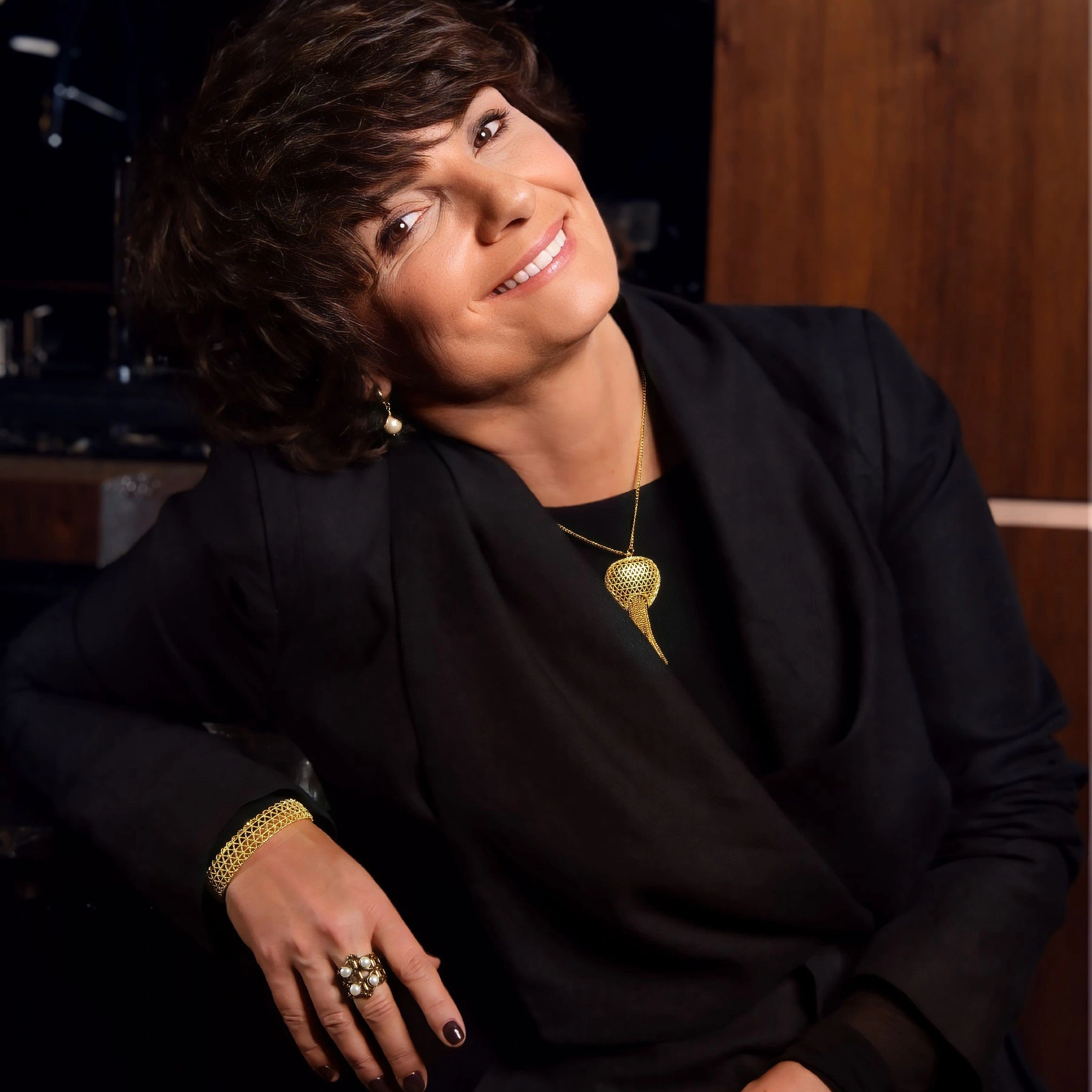 Złocony ażurowy pierścionek z czterema perełkami. LIZ