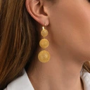 Długie pozłacane kolczyki z ażurowymi kulkami. WYŻSZE SFERY