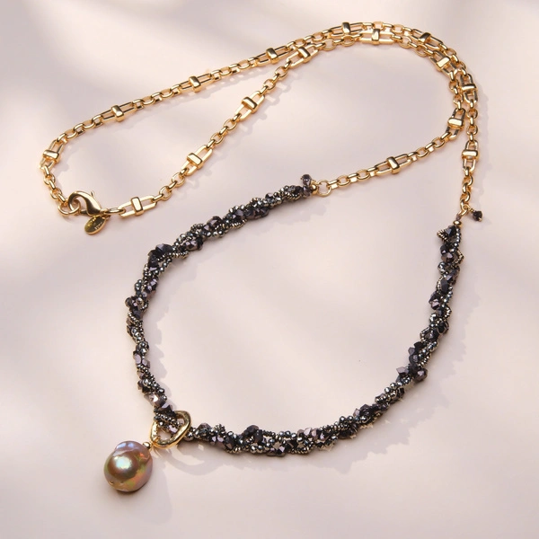 Złocony naszyjnik z pirytami, hematytami i barokową perłą. COSTA DORADA