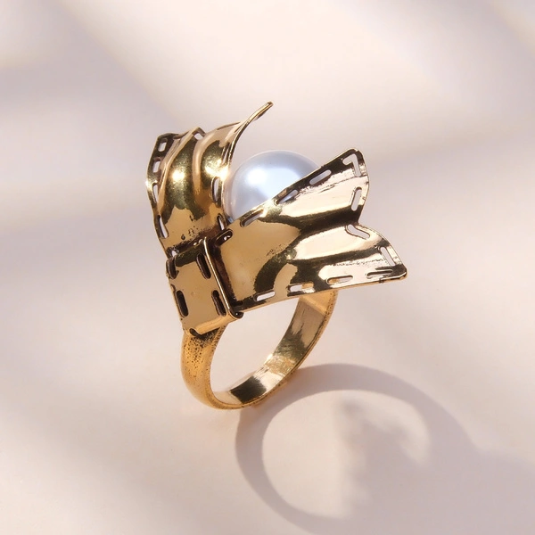 Pozłacany pierścionek z perłą i motywem muchy. BOUTON