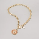 Pozłacany wisior z łańcucha z ozdobnym medalionem. AMAZONIA