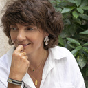 CON AGRADECIMIENTO. Un anillo delicado con bolas blancas.