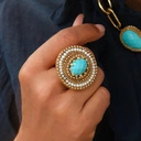 Pozłacany pierścień z błękitnym oczkiem i perełkami. KASIA