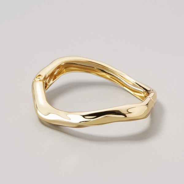 Sztywna pozłacana bransoletka o falującym kształcie. FLORESTA