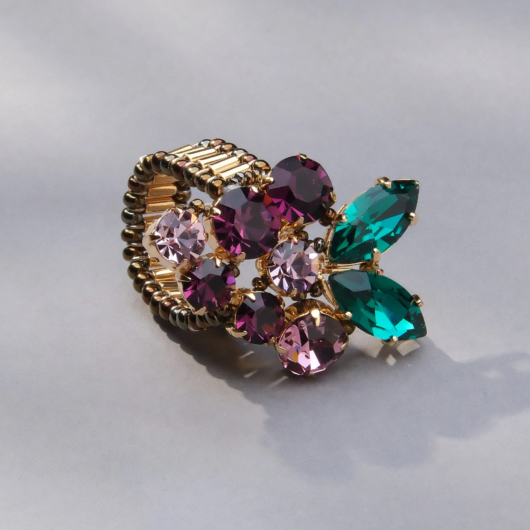 Pierścionek z fioletowych i szmaragdowych kryształów. DRZEWKO FIGOWE