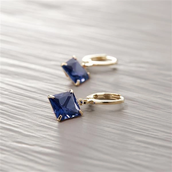 Drobne pozlacane kolczyki z niebieskimi kryształami. SPIJAM ŻYCIE