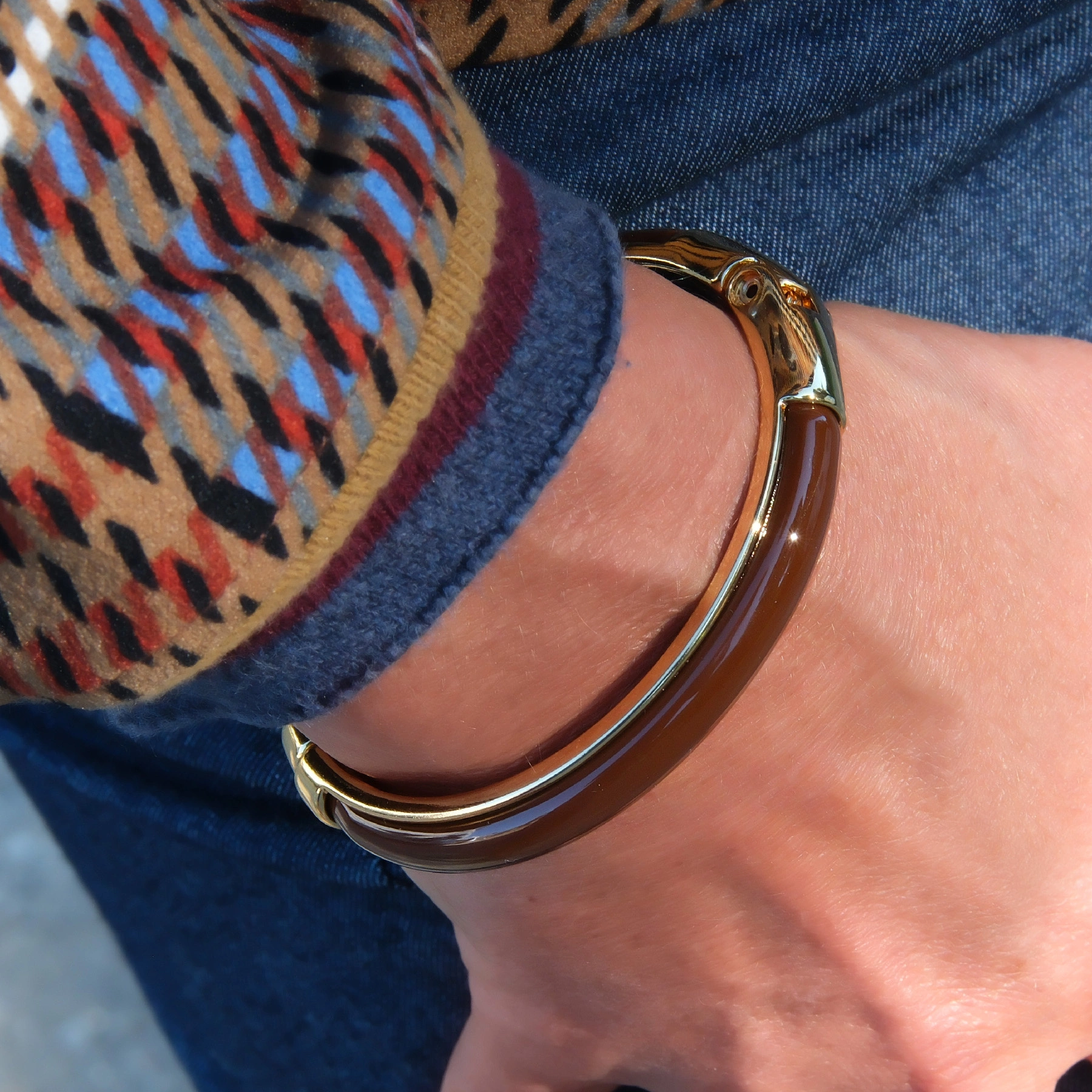 Złocona bransoleta z dekorem z akrylu w kolorze mokka. CAFE MOCCA