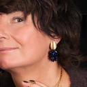 Złocone kolczyki z zawieszką szyszką z kobaltowych cekinów. ISKRY WIECZORU