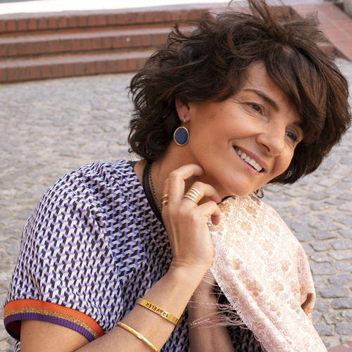 CON AGRADECIMIENTO. Un anillo delicado con bolas blancas.