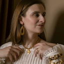 Ażurowe złote kolczyki łezki z czarnymi kryształkami. MÓJ CZAS