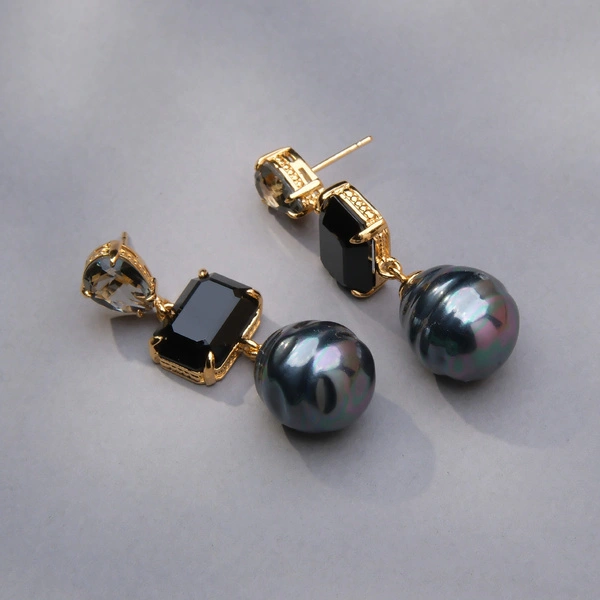 Złocone kolczyki z kryształami i perłami w kolorze petrol. AKSAMITNE EMOCJE