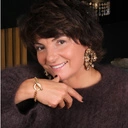 Długie kolczyki ze złotymi kwiatkami z cekinów. LUZ BLUSZCZ