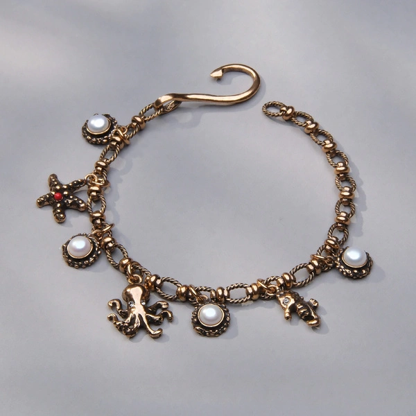 Krótki złocony naszyjnik z perłami i morskimi motywami. SKARBY OCEANU