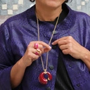 Otwarty pozłacany pierścień z różową emalią i cyrkoniami. LAURA