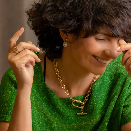 PARA UNA CHICA MALA. Collar con cierre inusual