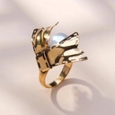 Pozłacany pierścionek z perłą i motywem muchy. BOUTON