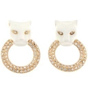 Duże pozłacane kolczyki z białą głową pantery z ringiem. ZWINNOŚĆ PANTERY